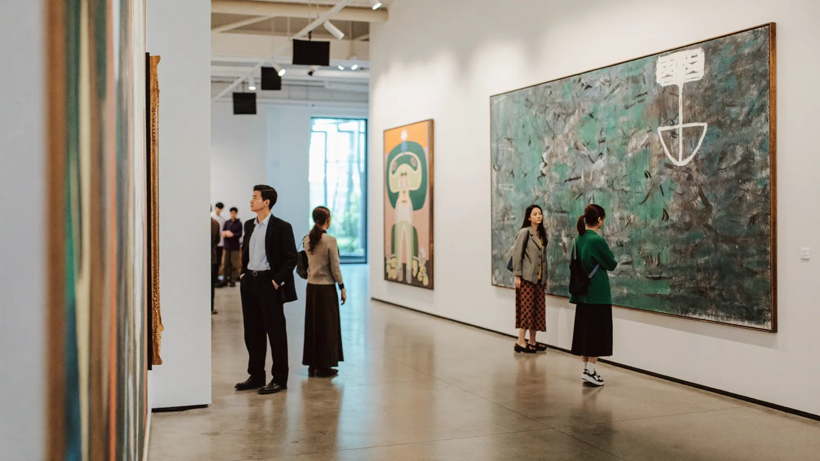A bright white-walled contemporary art gallery, illustrating a guide to the best art galleries in Central Hong Kong 2026