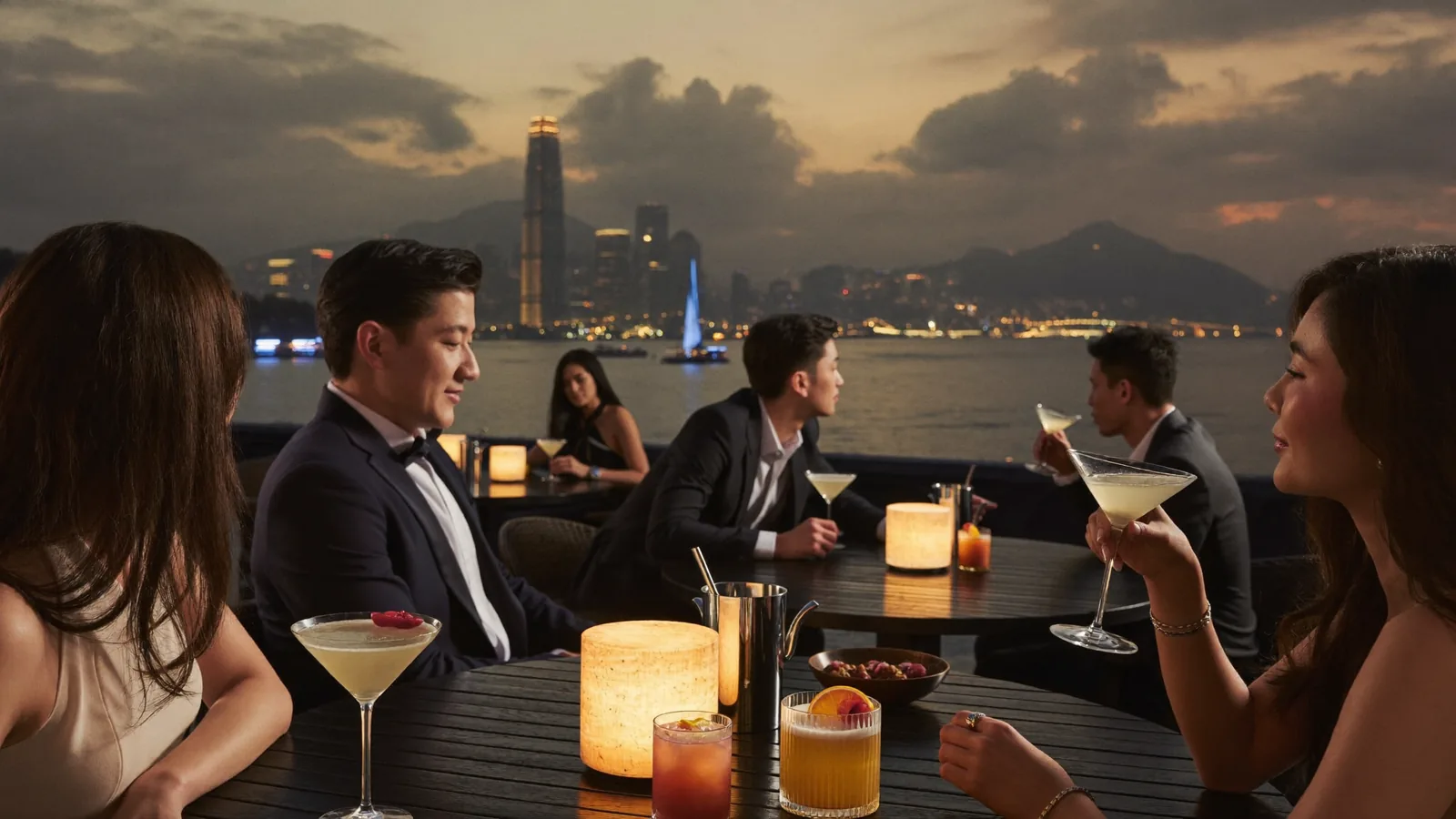 A stylish Hong Kong bar at night, illustrating a guide to the best bars in Tsim Sha Tsui and Kowloon 2026
