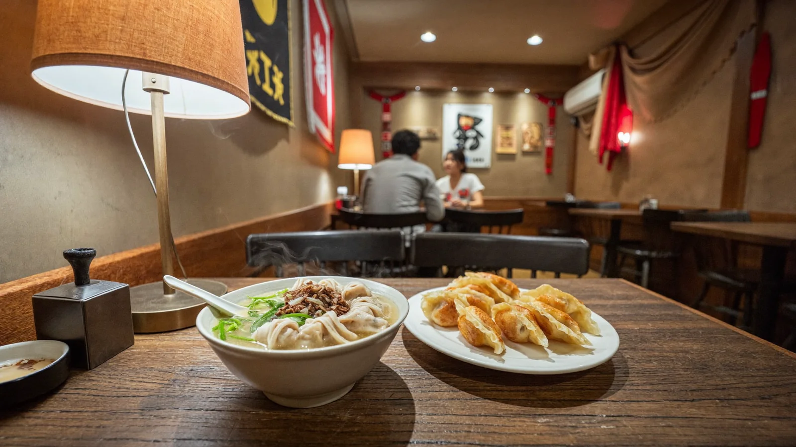 一碗熱氣騰騰嘅中亞牛肉湯麵同金黃炸麵團擺喺氣氛溫暖嘅餐廳木枱上 —— 此為蘇豪 Yurt 餐廳指南嘅示意圖片，並非餐廳實照